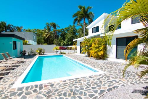 拉斯特拉纳斯Residence Las Dos Palmas的房屋前的游泳池