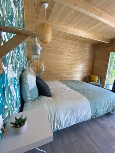NaoursMoulin Room的木制客房内的一间卧室,配有一张床