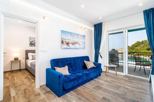 波梅纳Corallium的客厅配有蓝色的沙发和床。