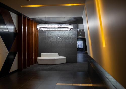 墨尔本Modern Quiet 1 & 2 Bed Apt Opposite Albert Park的走廊中央设有卫生间的浴室
