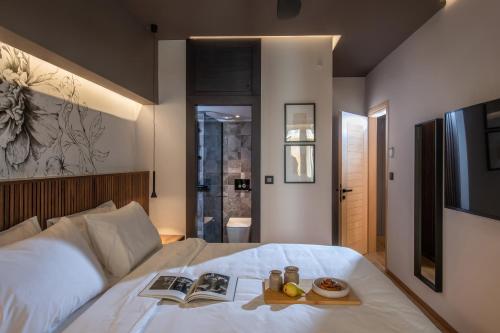 海若克利欧The Blossom-Premium living residence at Heraklion的一间卧室配有一张床,上面放着一个食物托盘