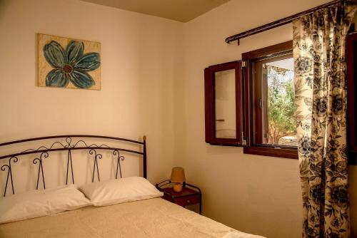 古卡斯特隆flamingo colour valey house的一间卧室设有一张床和一个窗口