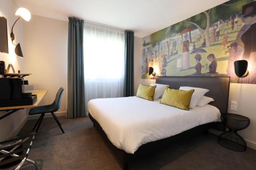 米洛Hôtel la Capelle Millau的一间卧室配有一张床、一张书桌和一个窗户。