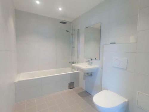摩城莫城弗约得加登酒店的白色的浴室设有卫生间和水槽。