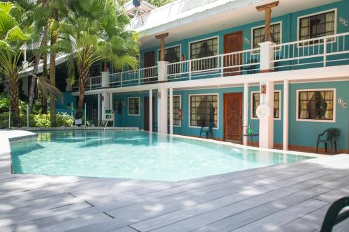 曼努埃尔安东尼奥Oceanfront Hotel Verde Mar direct access to the beach的房屋前的游泳池