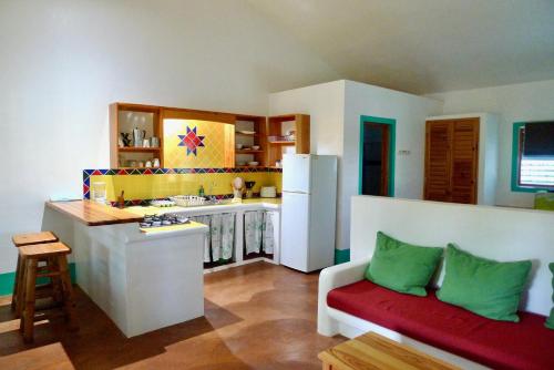 拉斯加勒拉斯Apart-Hotel Garden Villa的一间配有沙发和桌子的厨房