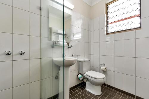 达尔文Vitina Studio Motel的一间带卫生间和水槽的浴室