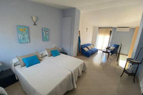 OrbaCasa del Garcelan的一间卧室配有一张大床和一张蓝色椅子