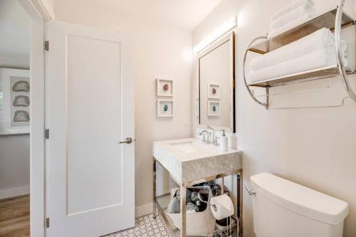 布伦特伍德湾Sea-esta Suite with Ocean Views in Brentwood Bay的一间带水槽、卫生间和镜子的浴室