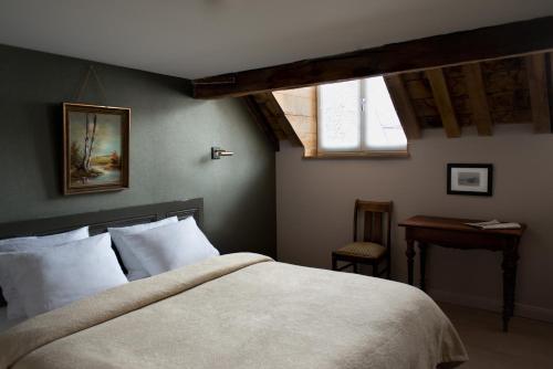 马斯特里赫特圣马丁雅各精品酒店的一间卧室配有一张床、一张书桌和一个窗户。