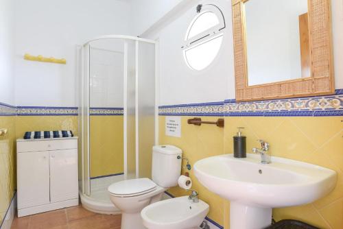 罗切Finca Abril 2 Piscina Compartida的一间带水槽、卫生间和淋浴的浴室