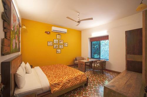 KhawāsaTathastu Pench的一间卧室配有一张床和一张书桌