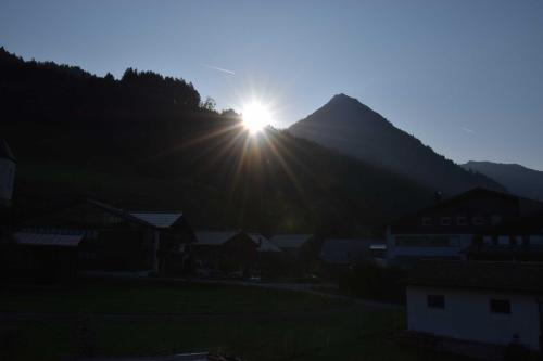 施科佩尔瑙Haus Bianca的山与村庄的阳光下