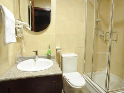尼克希奇瓦科夫莫斯特酒店的浴室配有卫生间、盥洗盆和淋浴。