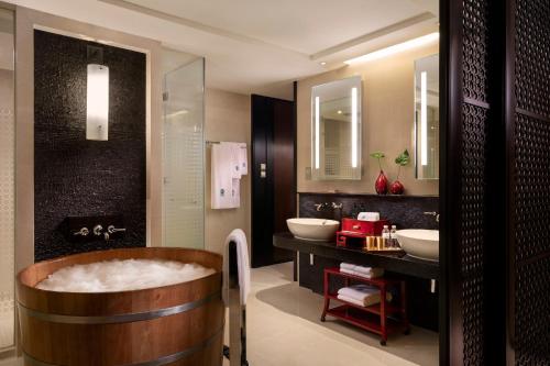 澳门澳门悦榕庄的浴室配有两个盥洗盆和浴缸。