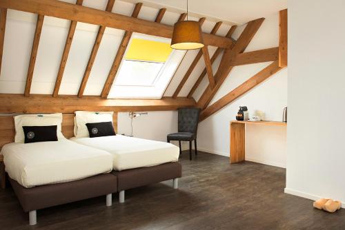 弗劳温普尔德霍夫克里斯蒂娜乌弗酒店的一间卧室设有两张床和窗户。
