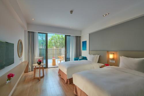 青田县浙江千峡湖智选假日酒店的酒店客房设有两张床和大窗户。