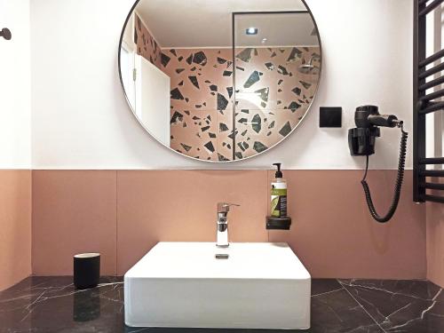 约阿尼纳迪奥尼酒店的浴室设有白色水槽和镜子