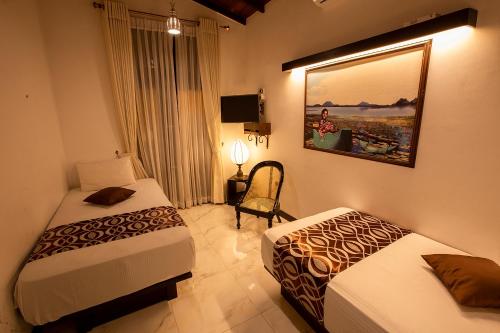 康提Huluganga Ridge, Kandy的酒店客房设有两张床和窗户。
