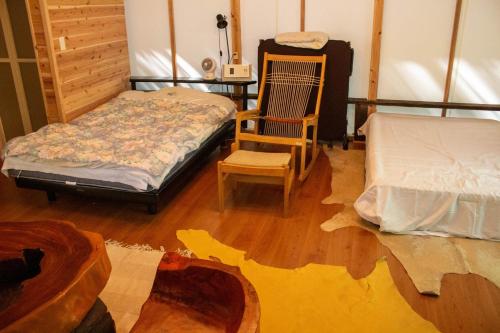 雾岛市Glamping Himeshara - Vacation STAY 43046v的客厅配有床和椅子