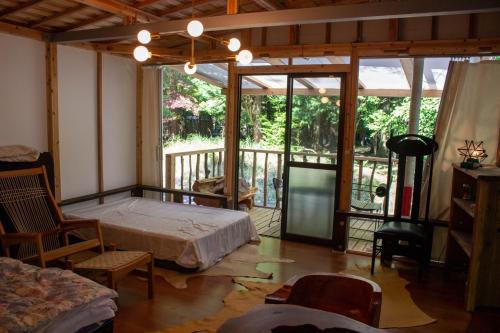 雾岛市Glamping Himeshara - Vacation STAY 43046v的一间卧室设有一张床和一个大窗户