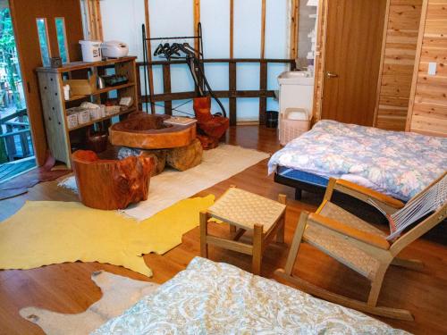 雾岛市Glamping Himeshara - Vacation STAY 43046v的配有木质家具的客房位于地板上