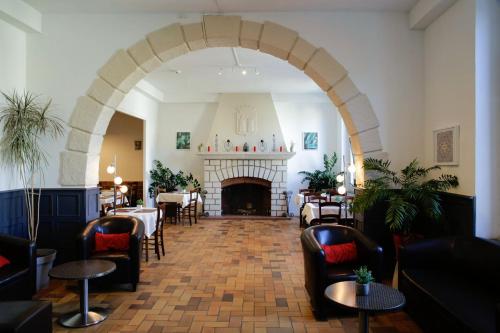 卡瓦永Hotel Toppin的一间带壁炉和桌椅的餐厅