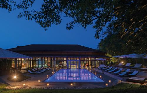 欣特察尔滕阿德勒公园酒店的一座晚上设有游泳池的建筑