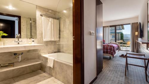 卡尼萨达卡尼卡达歌力思酒店的带浴缸、水槽和浴缸的浴室