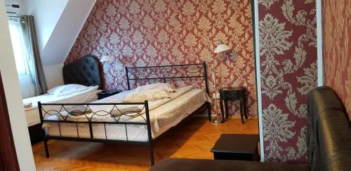 蒂米什瓦拉Pension Casa Leone的一间卧室设有一张床和红色的墙壁