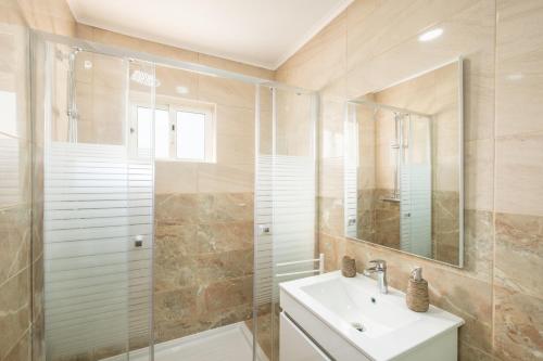 阿尔布费拉Albufeira - 3 bedrooms - free wifi的带淋浴、盥洗盆和镜子的浴室