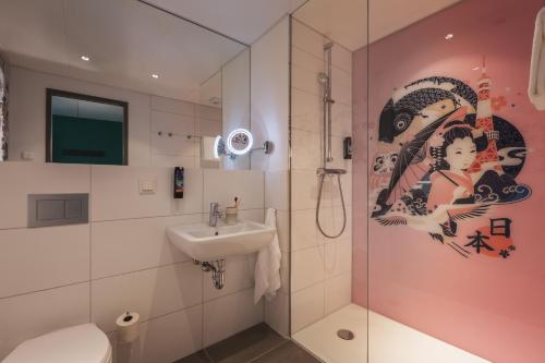 杜塞尔多夫the niu Tab的浴室配有卫生间、盥洗盆和淋浴。
