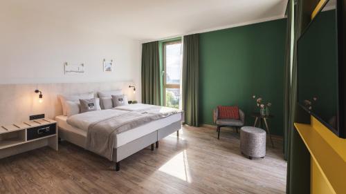 杜塞尔多夫the niu Tab的一间卧室设有一张床和绿色的墙壁