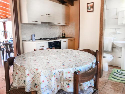 切萨雷奥港Villa Ducale的厨房配有桌子和桌布