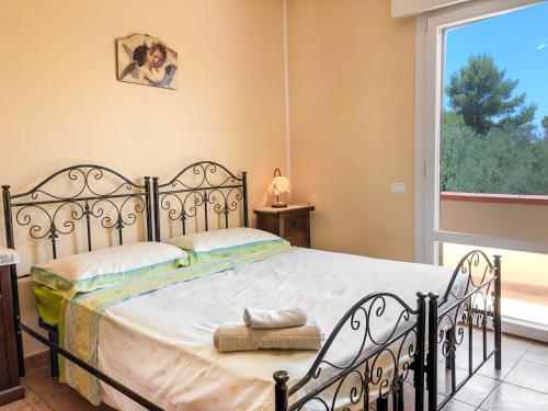 切萨雷奥港Villa Ducale的一间卧室设有一张大床和一个窗户。