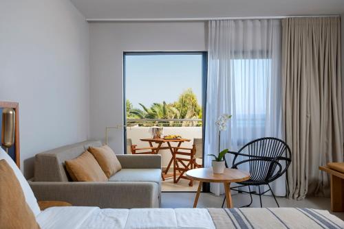 马斯蒂查里Smy Kos Beach & Splash的客厅配有沙发和桌子