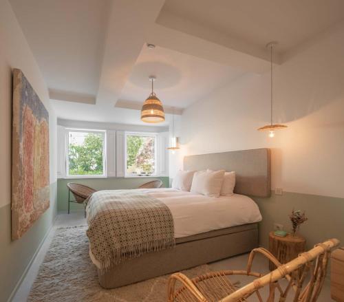 里斯本toctoctoc lisboa的一间卧室设有一张床和两个窗户。