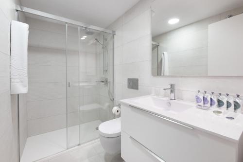 大加那利岛拉斯帕尔马斯ART Las Palmas的带淋浴、盥洗盆和卫生间的浴室