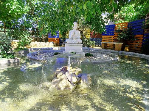 莫什港Refúgio das Artes的水中一个有雕像的喷泉