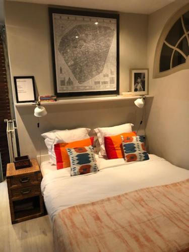 布鲁塞尔廊帕公寓的一间卧室配有带色彩缤纷枕头的床