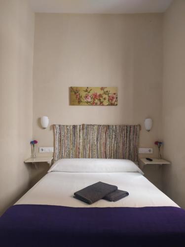 塞维利亚金橙花旅馆的卧室里一张带两条毛巾的床
