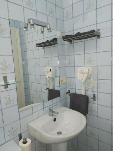 塞维利亚金橙花旅馆的一间带水槽和镜子的浴室