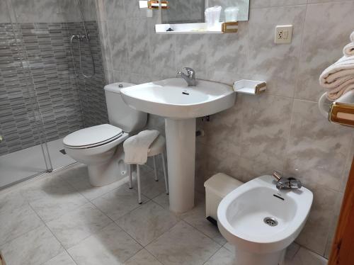 加文Hotel Gavin的浴室配有盥洗盆、卫生间和盥洗盆。