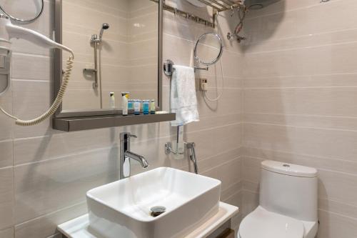 Al NamasAl Jahwah hotel的一间带水槽、卫生间和淋浴的浴室