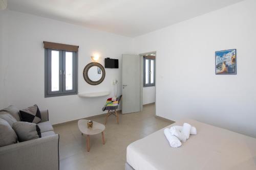 阿克罗蒂里锡拉岛海豚酒店的白色的客厅配有沙发和桌子
