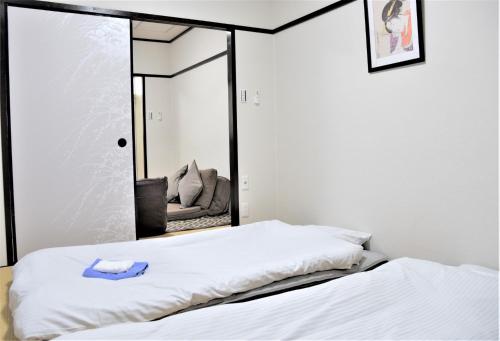 大阪Kamiyama Mansion - Vacation STAY 11596的一间带镜子和两张床的卧室