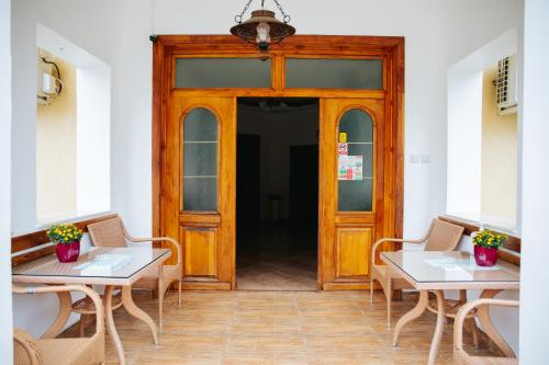 塔古玖Casa Cristal的一间设有两张桌子和木门的房间