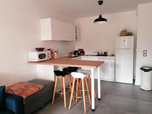 Superbe appartement face au lac d'Hossegor的厨房或小厨房