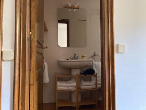 陶尔Casa planominguero的一间带水槽和镜子的小浴室