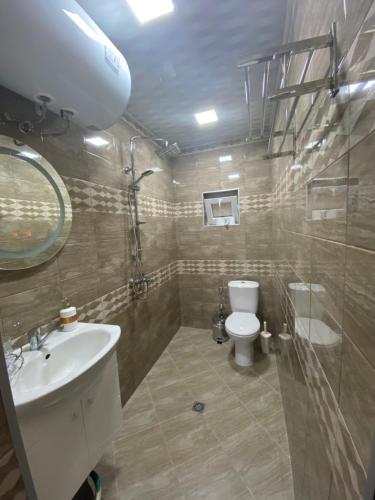 沙布拉При Наско的浴室配有卫生间、盥洗盆和淋浴。